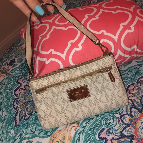 Michael Kors Handbags - Michael Kors Hand Bag LIKE NEW